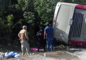В Мексике перевернулся автобус с туристами, есть жертвы