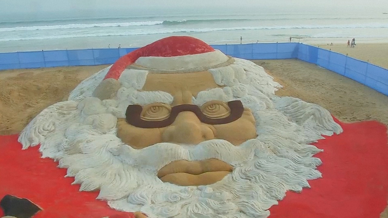 Огромный Санта-Клаус из песка появился в Индии