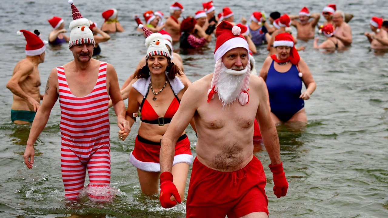 Берлинские моржи совершили традиционный рождественский заплыв