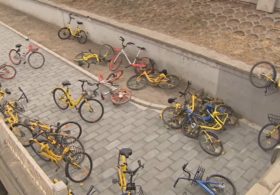 Брошенные велосипеды заполоняют улицы китайских городов