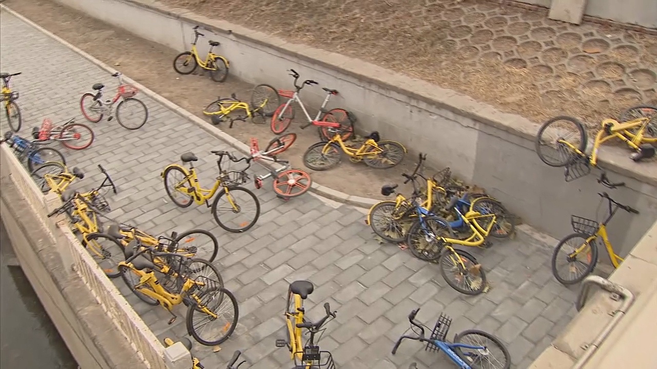Брошенные велосипеды заполоняют улицы китайских городов