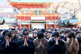 Первый день работы Токийской биржи: о чём молились тысячи японцев