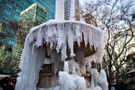 В Нью-Йорке замёрзли фонтаны