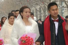 Сразу 34 пары поженились на жгучем морозе в Харбине