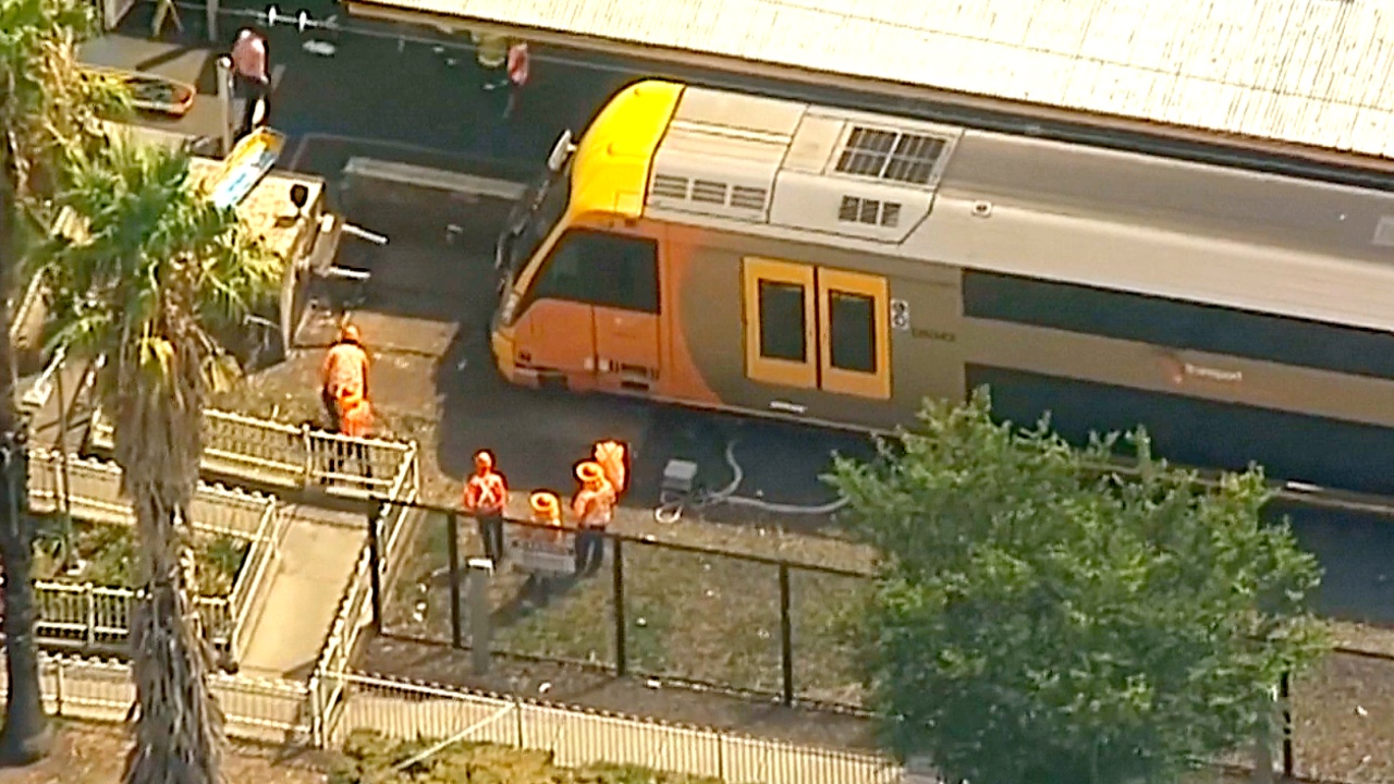 Поезд врезался в ограждение в Сиднее, есть пострадавшие