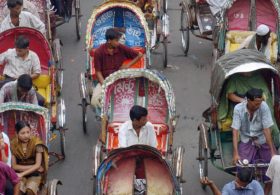 Тысячи велорикш в Бангладеш продолжают крутить педали, несмотря на ограничения