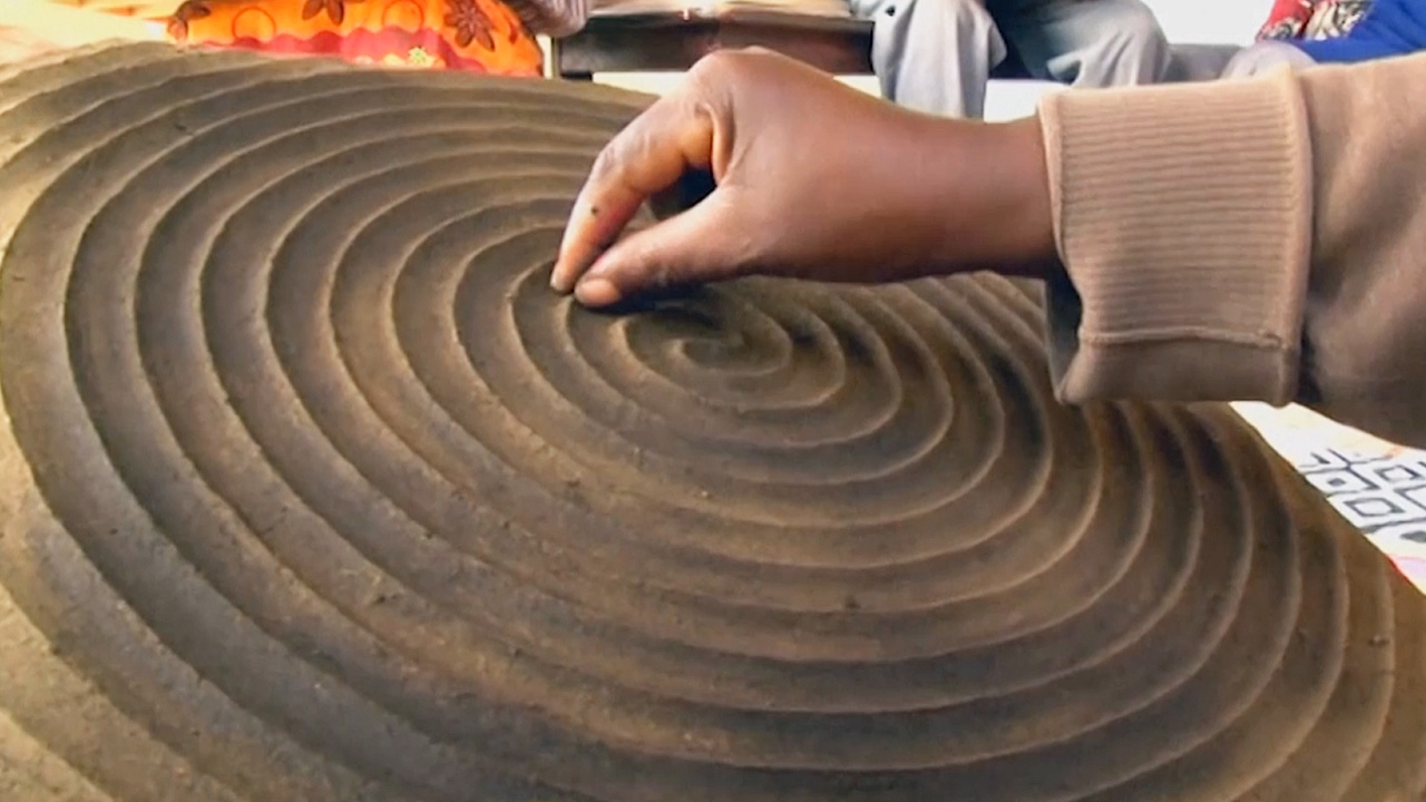 Картины из навоза помогают руандийским мастерицам зарабатывать