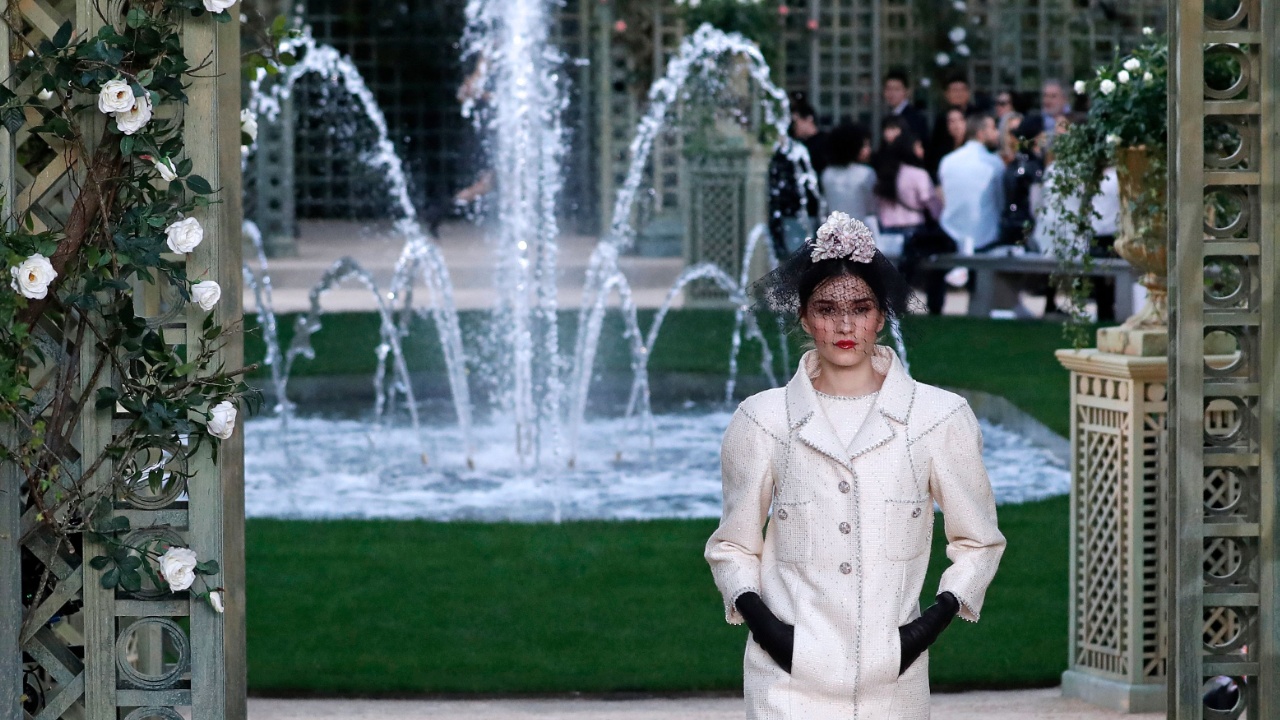 Дом Chanel пригласил на показ мод в розовый сад