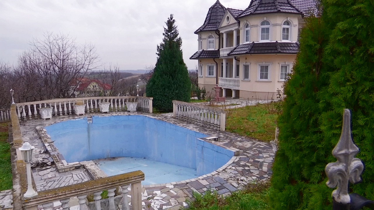 Деревня-призрак: в Сербии пустуют роскошные дома
