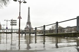 Парижу угрожает наводнение
