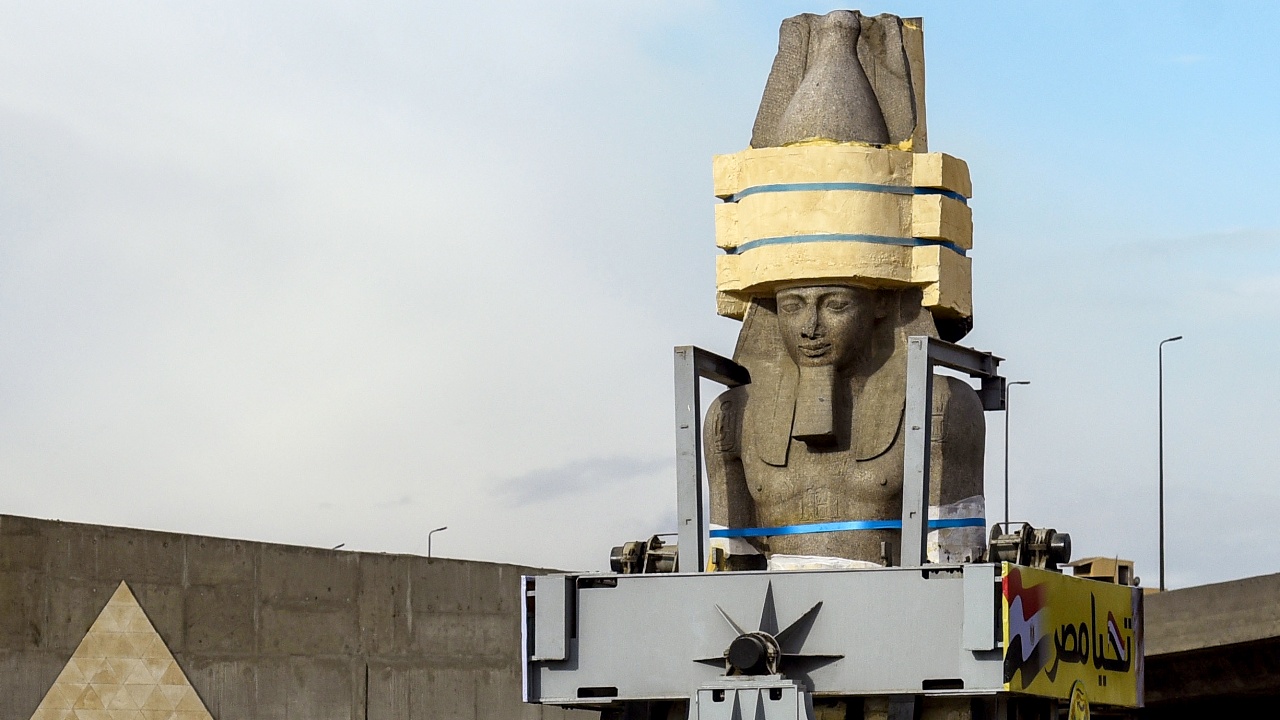 83-тонную статую Рамзеса II перевезли к новому музею в Каире