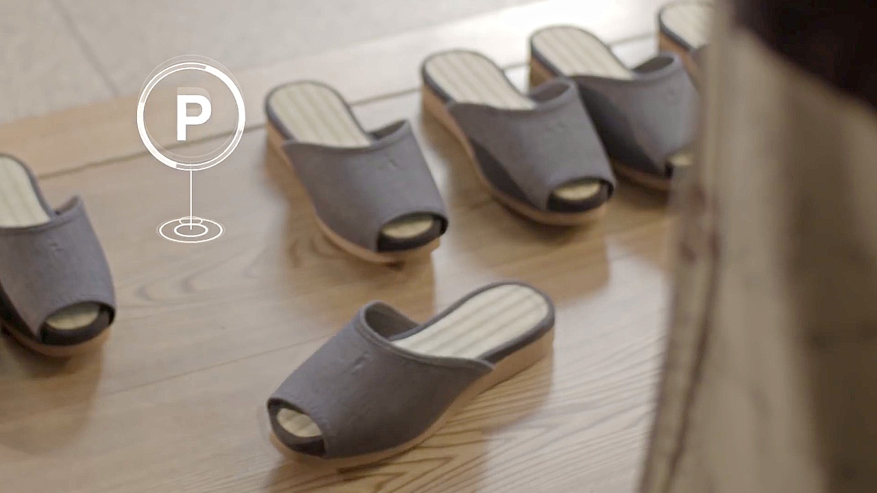 Nissan создал «самопаркующиеся» тапочки, столы и напольные подушки