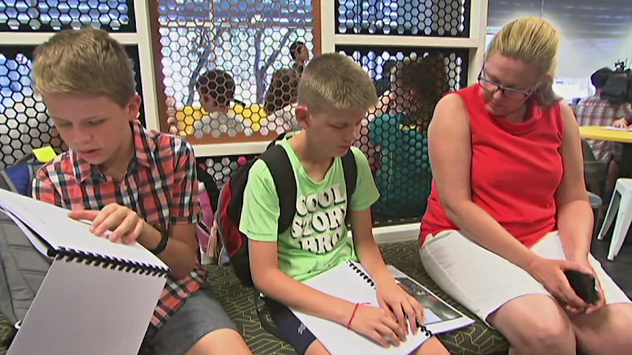 Слепые дети учатся читать и писать в специализированном лагере