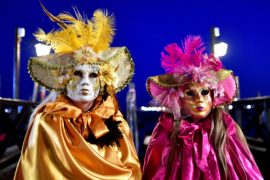 Венецианский карнавал: парад гондол и туристы в масках