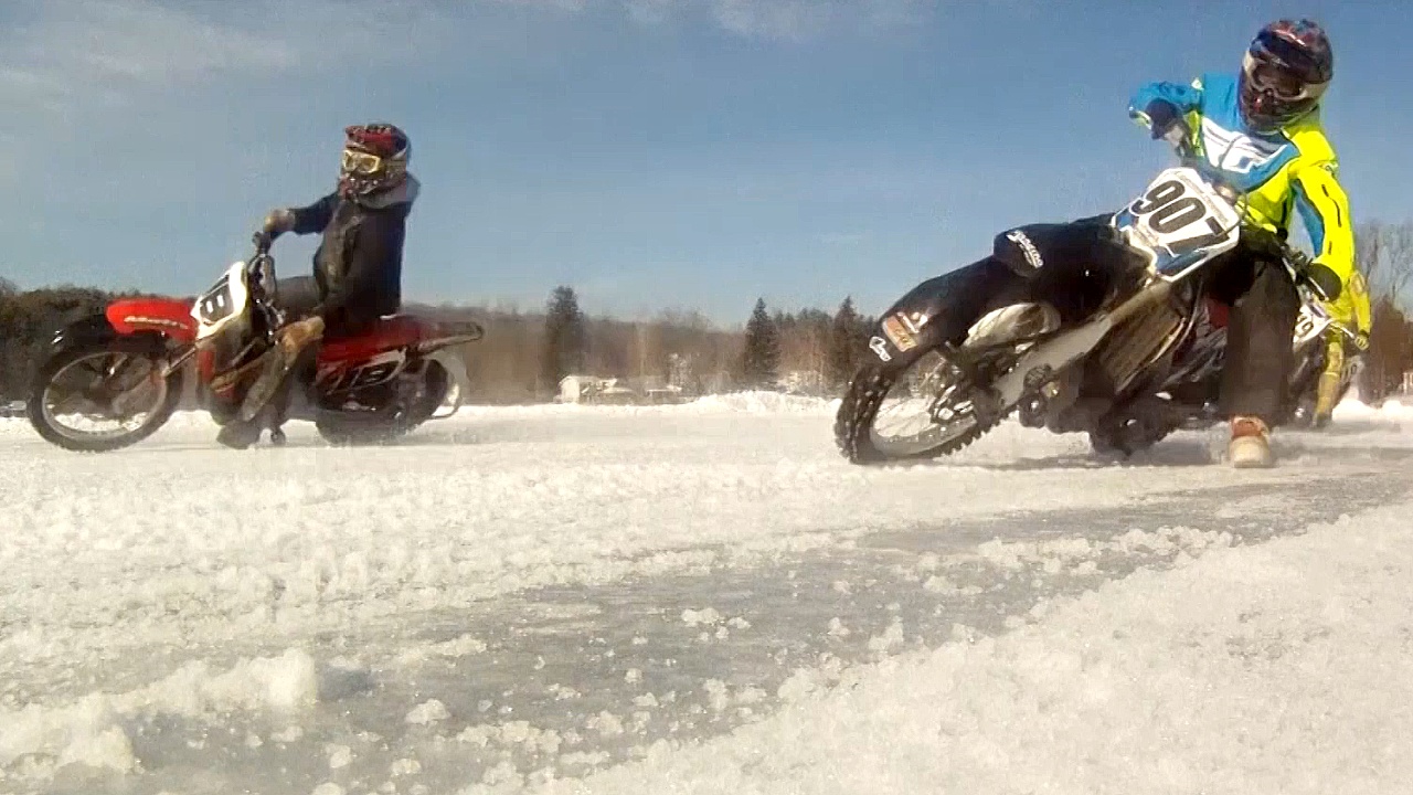 Гонки на мотоциклах по замёрзшим озёрам: холодное развлечение в штате Нью-Йорк