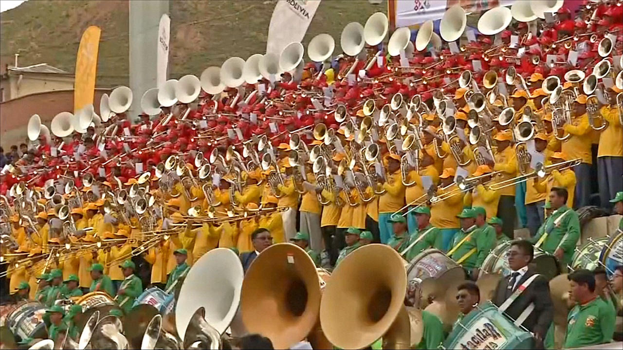 В Боливии 7000 музыкантов одновременно сыграли во время карнавала