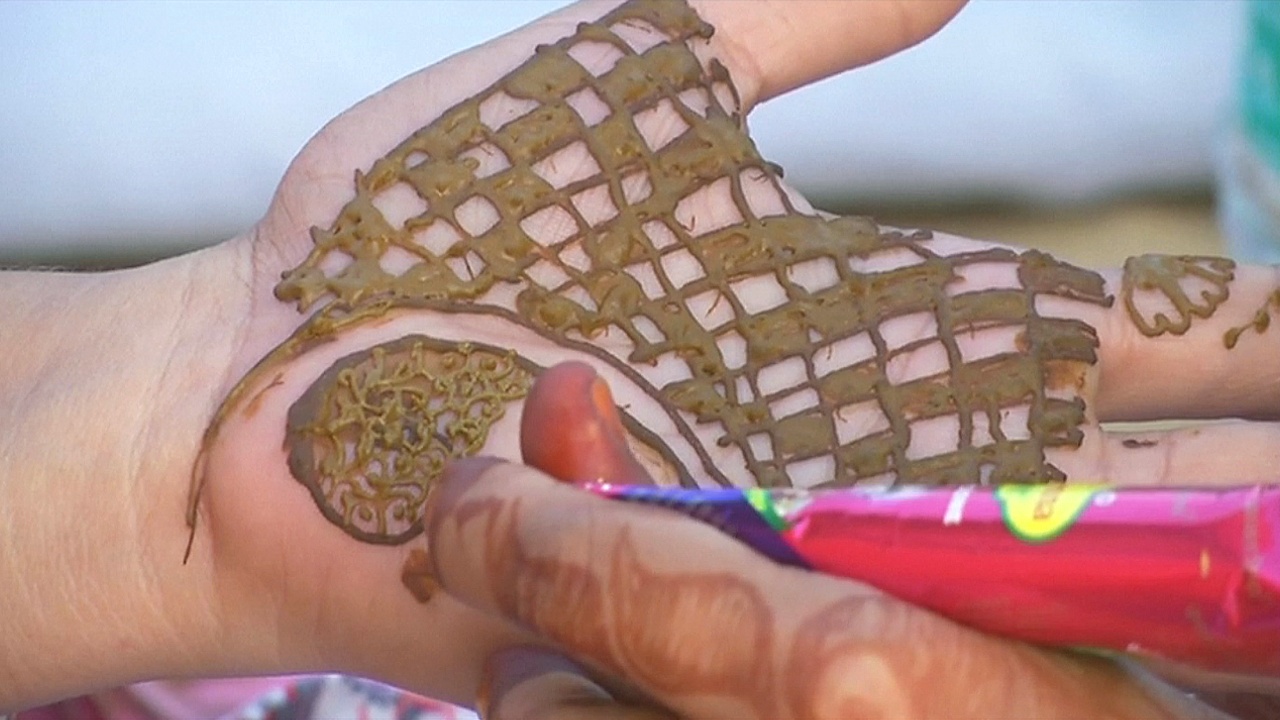 Массовая роспись рук хной: 5000 индианок претендуют на рекорд Гиннесса