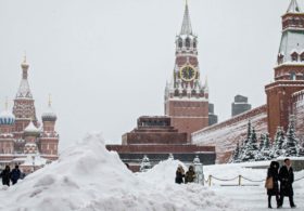 Рекордные снегопады в Москве: один погибший