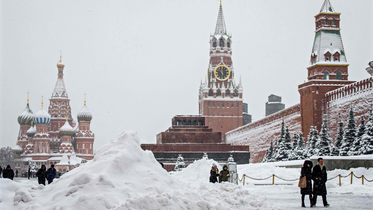 Рекордные снегопады в Москве: один погибший