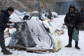 Мигранты во Франции живут в палатках в снег и мороз