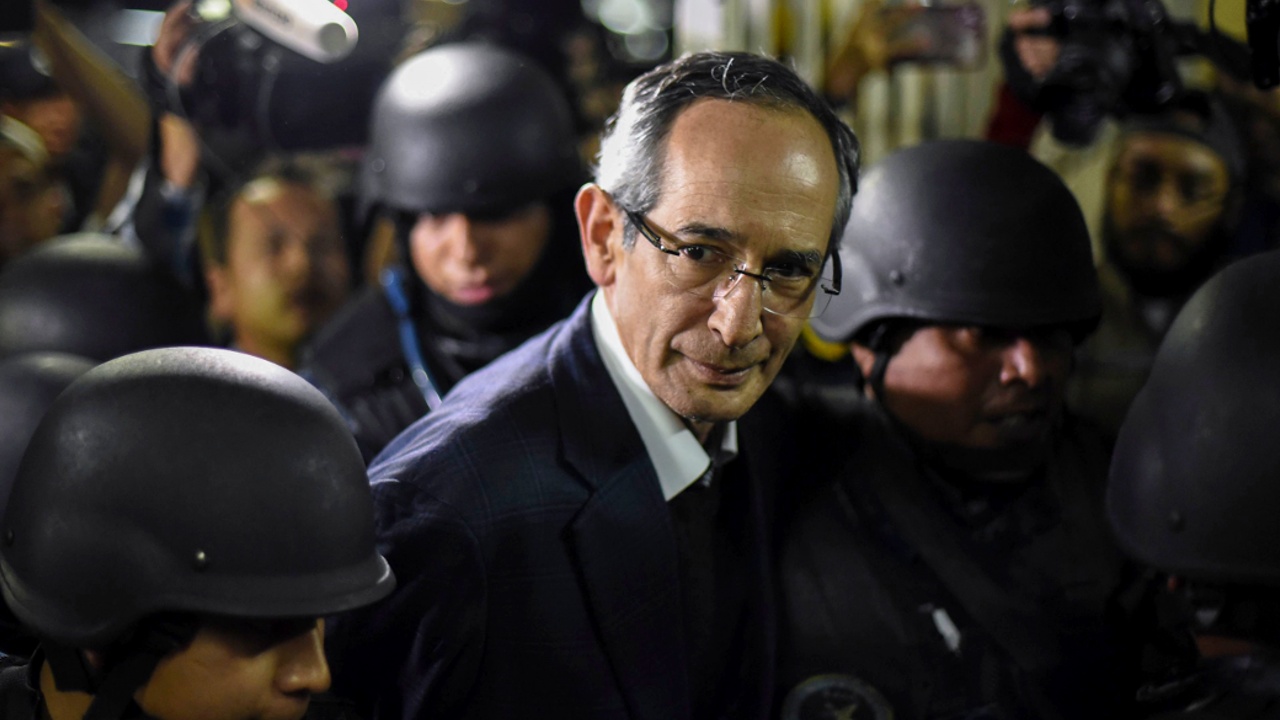 Экс-президента Гватемалы арестовали по подозрению в коррупции