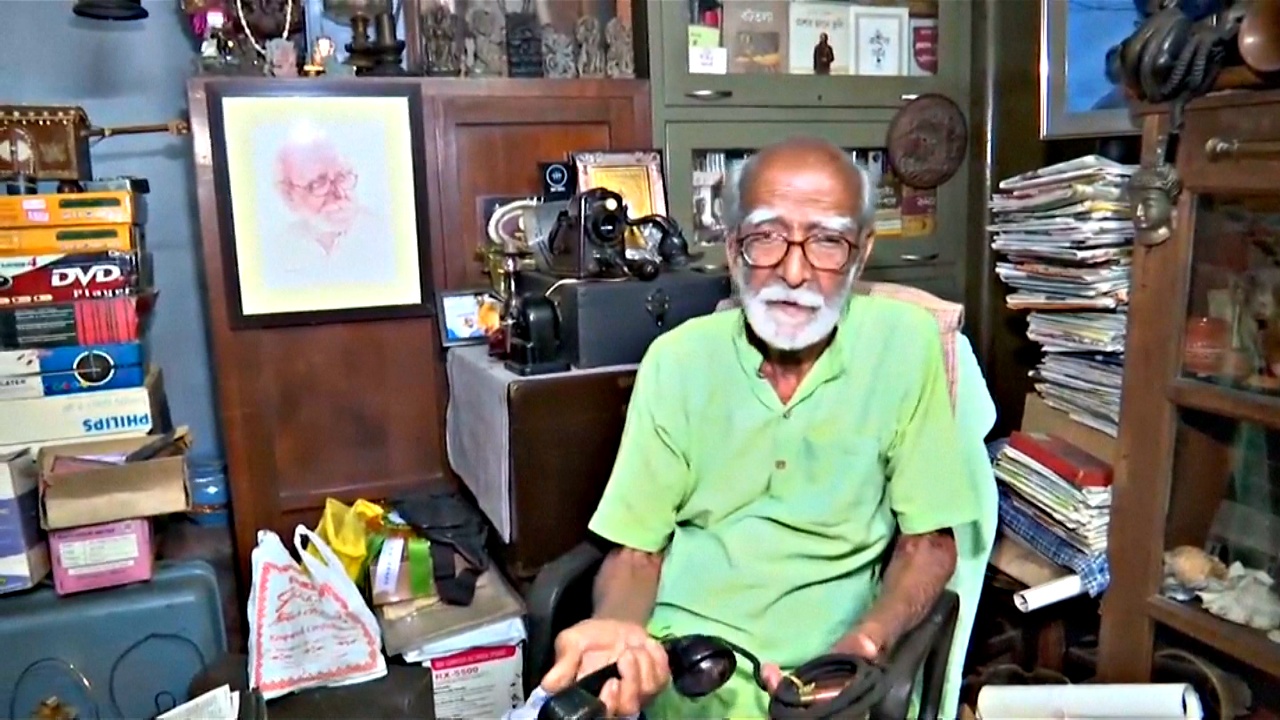 Индиец 80 лет собирал антиквариат и превратил комнату в музей