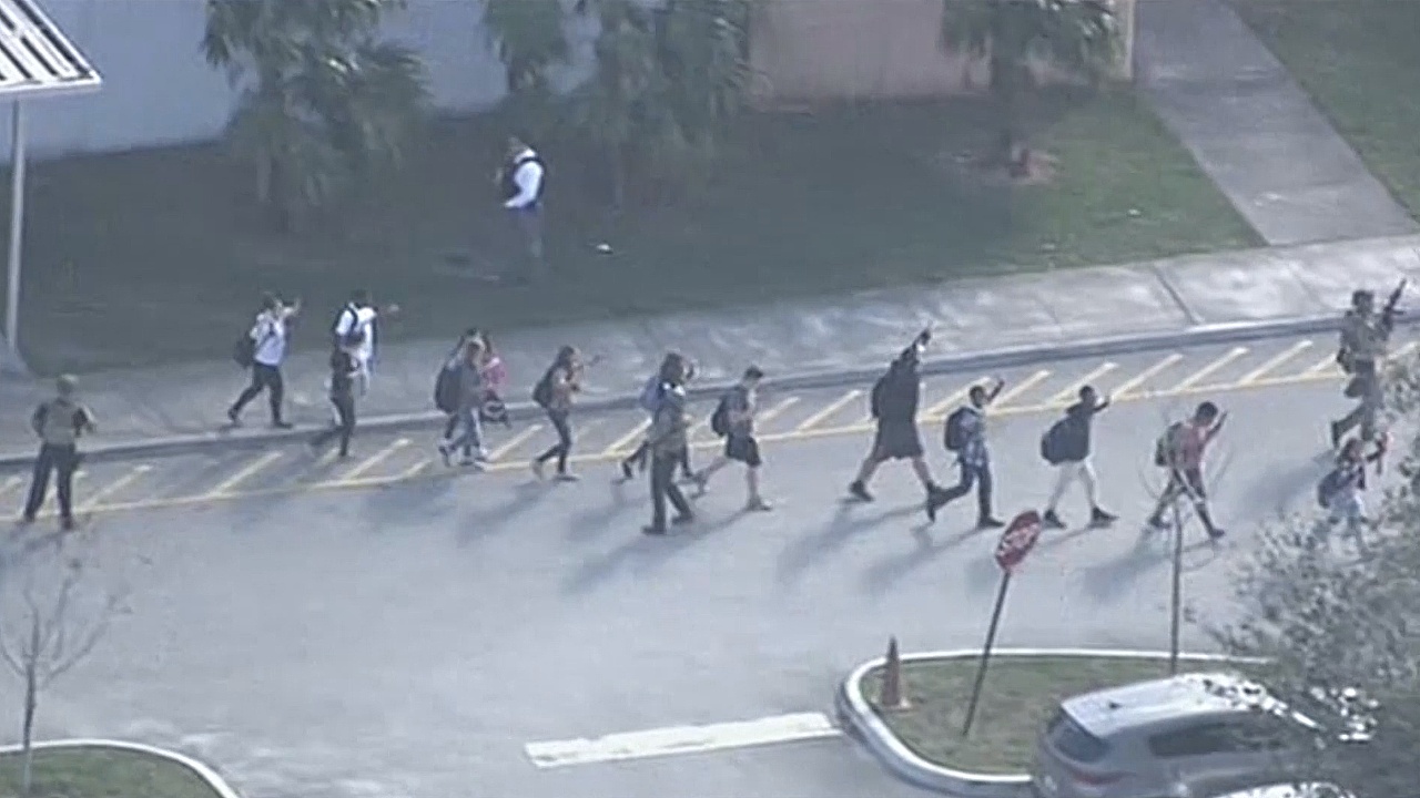 Не менее 17 человек погибли в результате стрельбы в школе Флориды