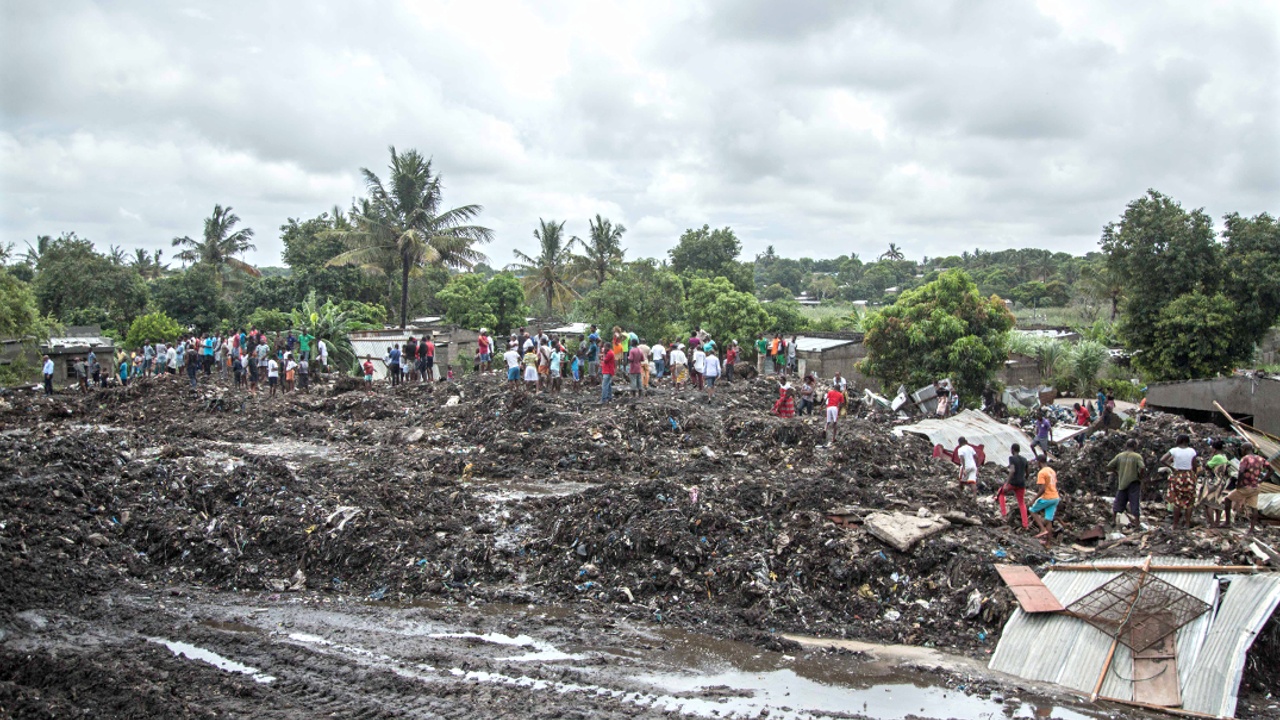В Мозамбике свалка обрушилась на жилые дома, 17 погибших