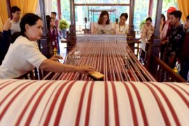 Камбоджийцы приглашают всех ткать самый длинный в мире шарф