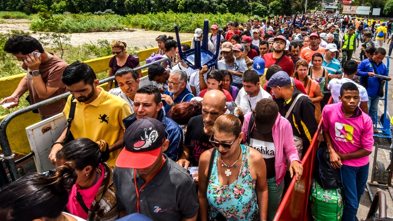 Мигрировать или умереть: венесуэльцы наводняют Колумбию