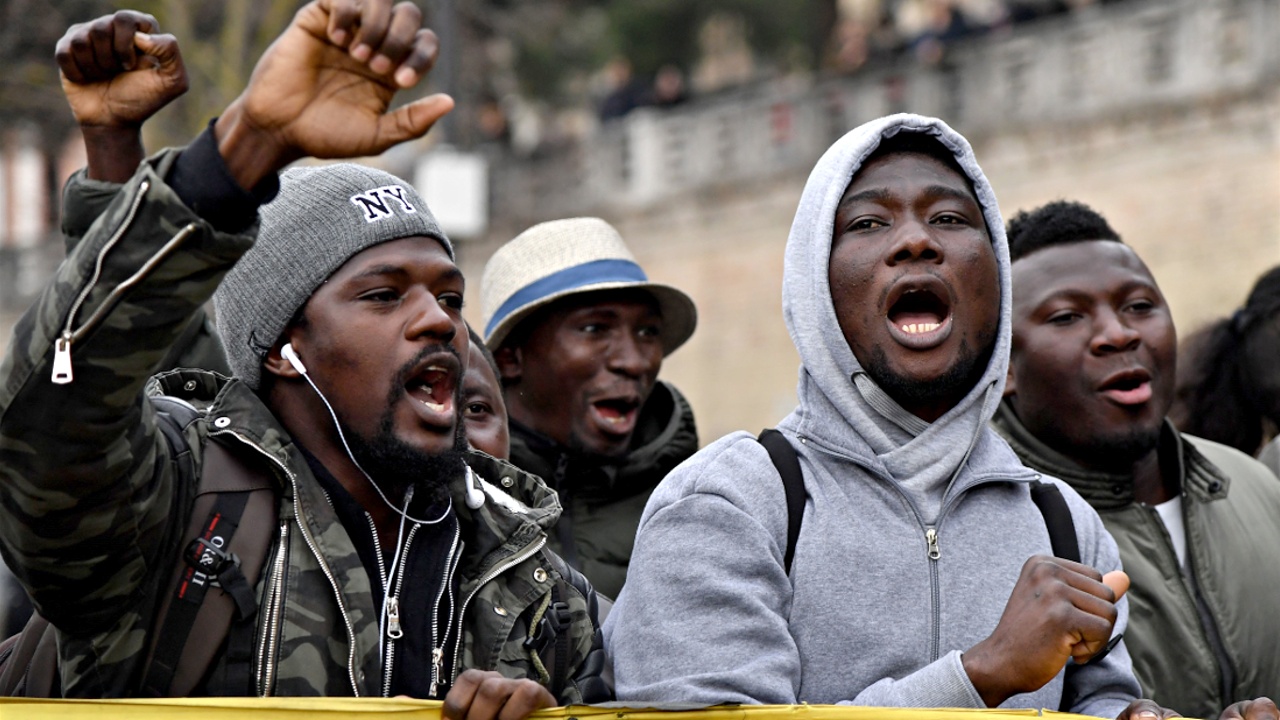 Мигранты умоляют итальянское правительство не депортировать их