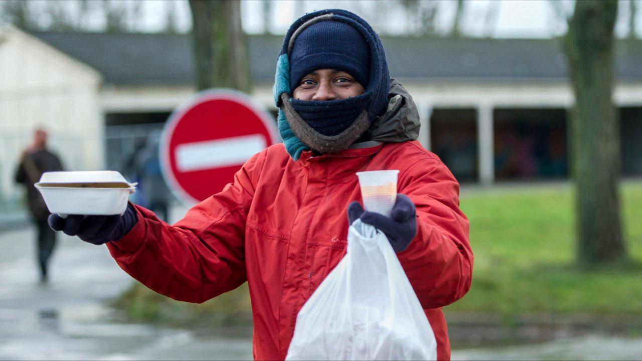 Власти Франции организовали раздачу еды мигрантам в Кале