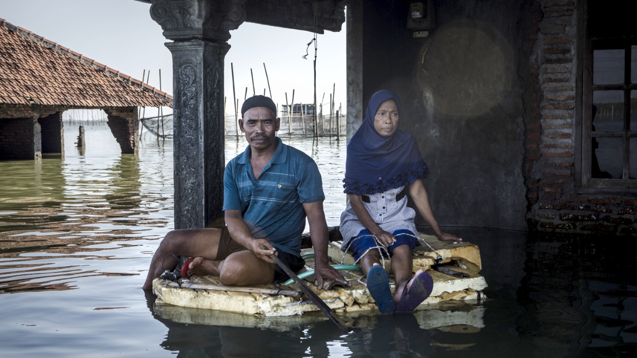 Побережье Индонезии стремительно уходит под воду