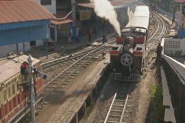 Туристов в Гималаях возит 113-летний паровоз