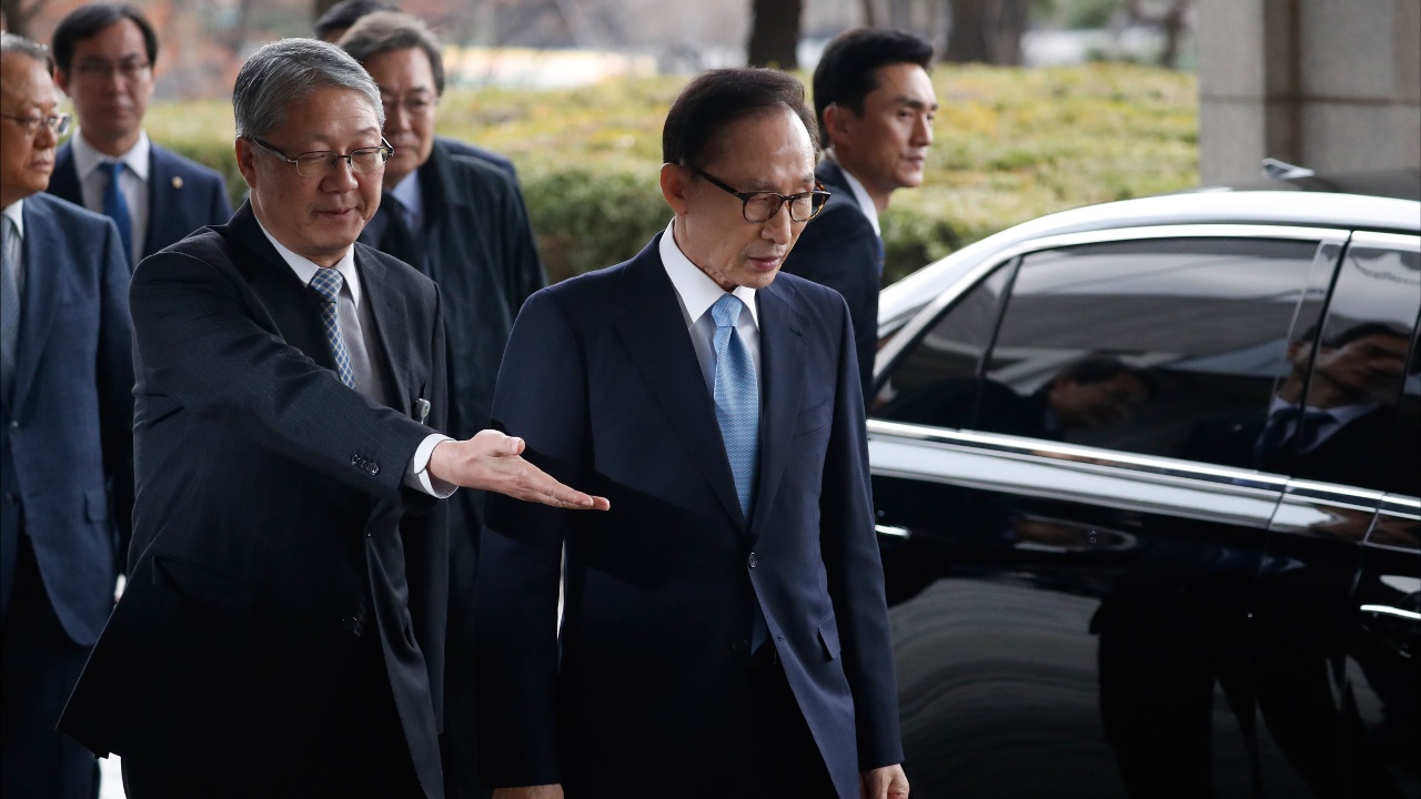 Допрос в прокуратуре: экс-президента Южной Кореи обвиняют в коррупции