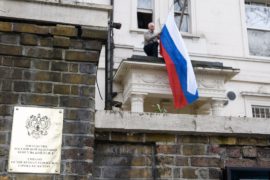 Великобритания высылает 23 российских дипломата, Россия обещает ответные меры