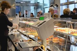 Миланский банк привлекает клиентов пирожными