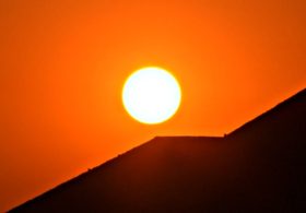 Тысячи мексиканцев встретили рассвет на Пирамиде Солнца