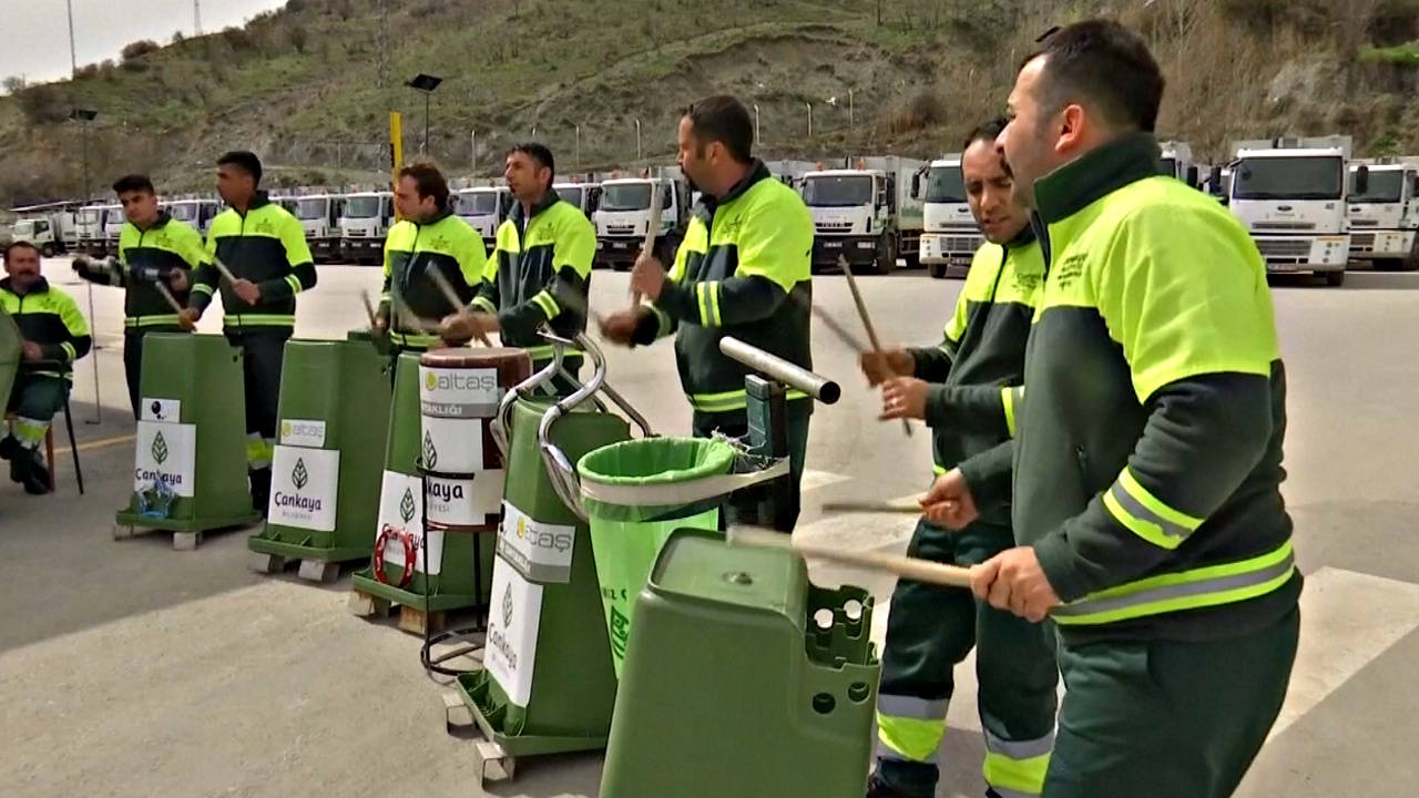 Как турецкие мусорщики играют на мусорных баках