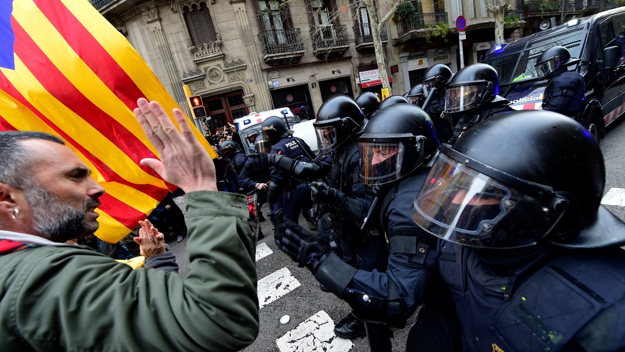 Карлес Пучдемон арестован, в Каталонии вспыхнули протесты и беспорядки