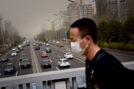 Пекин во власти смога из-за песчаной бури