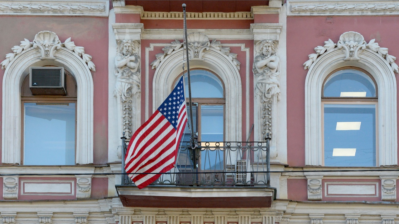 Россия высылает 60 американских дипломатов и закрывает консульство США в Санкт-Петербурге