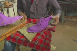Вторая жизнь автошин: кенийцы делают обувь из старых покрышек