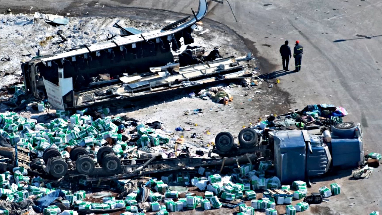 Автобус с хоккеистами попал в ДТП в Канаде: 14 погибших