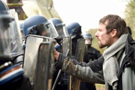 Французская полиция разгоняет экоактивистов на месте планируемого аэропорта