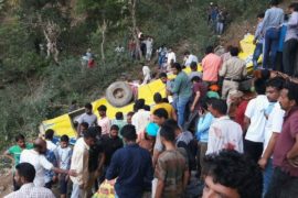 Школьный автобус упал в ущелье в Индии: погибли 30 детей