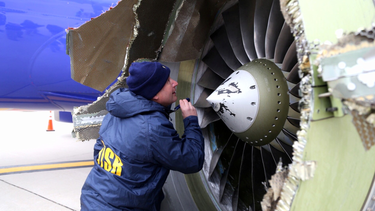 У самолёта Southwest Airlines взорвался двигатель, один человек погиб
