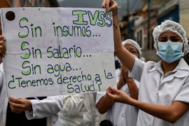 Зарплата в $1 и дефицит лекарств: в Каракасе протестуют врачи и пациенты