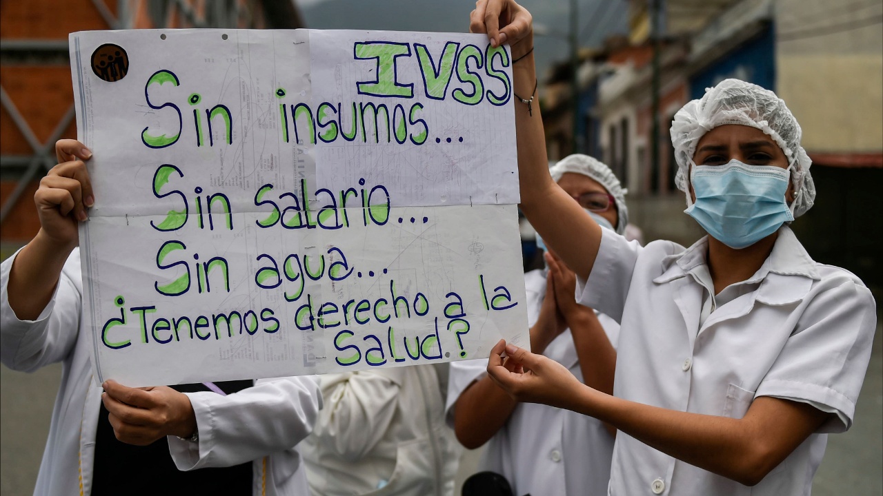 Зарплата в $1 и дефицит лекарств: в Каракасе протестуют врачи и пациенты