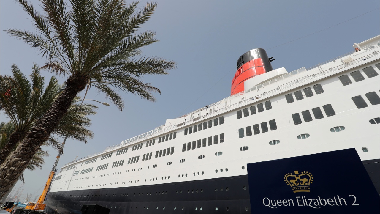 Роскошный лайнер «Куин Элизабет 2» стал плавучим отелем в Дубае